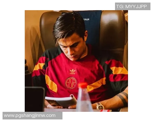 马特拉齐社交媒体分享帕雷德斯与迪巴拉签名球衣珍藏品